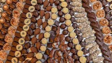In einer Chocolaterie liegen handgefertigte Pralinen.