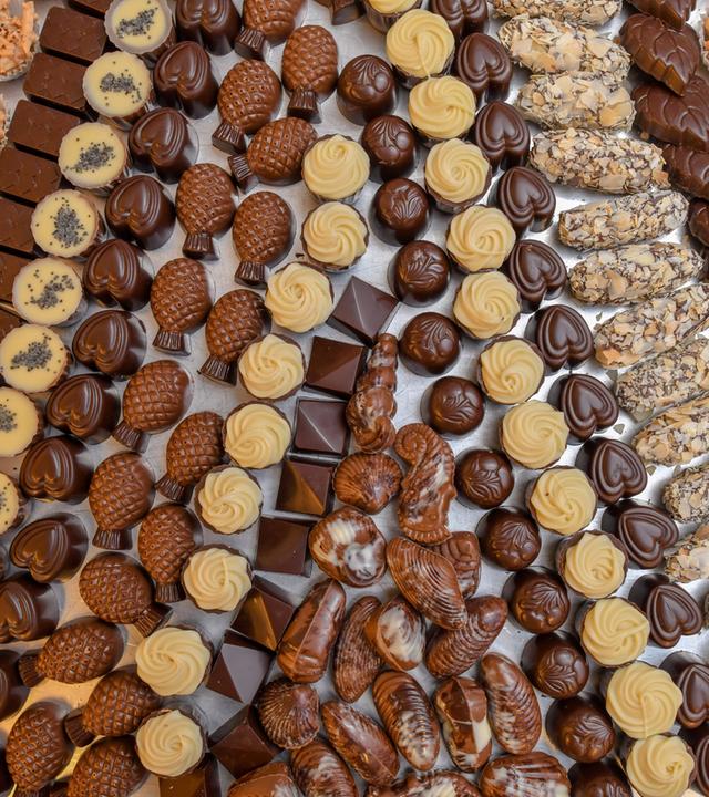 In einer Chocolaterie liegen handgefertigte Pralinen.