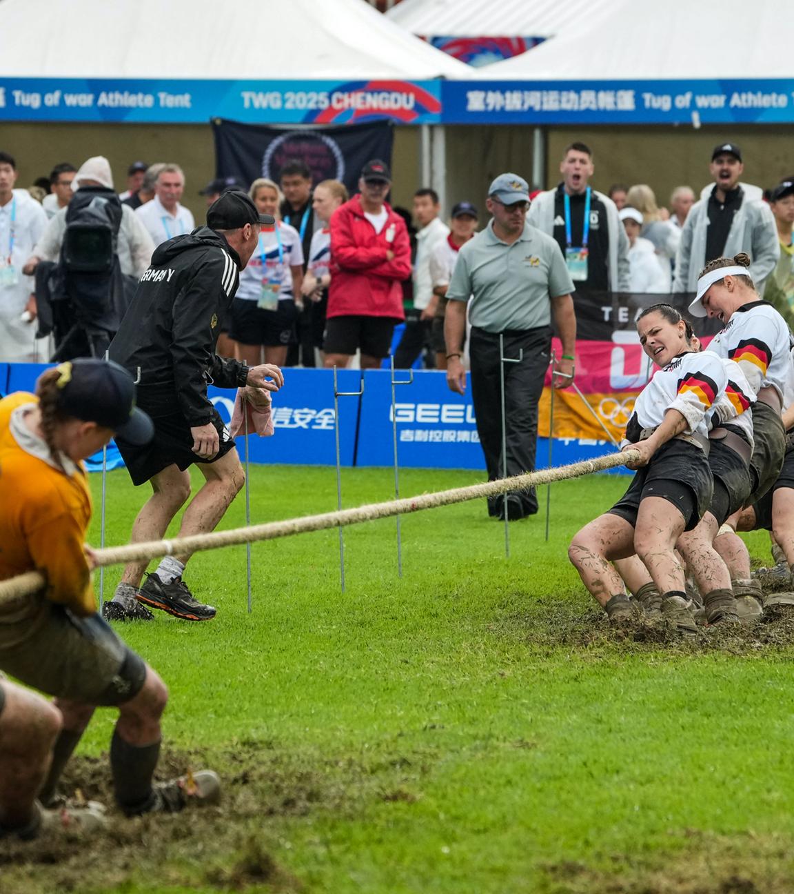 10.08.2025, China, Chengdu: Das deutsche Team (r) tritt während des Bronzemedaillenkampfes im Tauziehen der Frauen im Freien bis 500 kg zwischen Deutschland und Schweden bei den World Games 2025 in Chengdu an. 