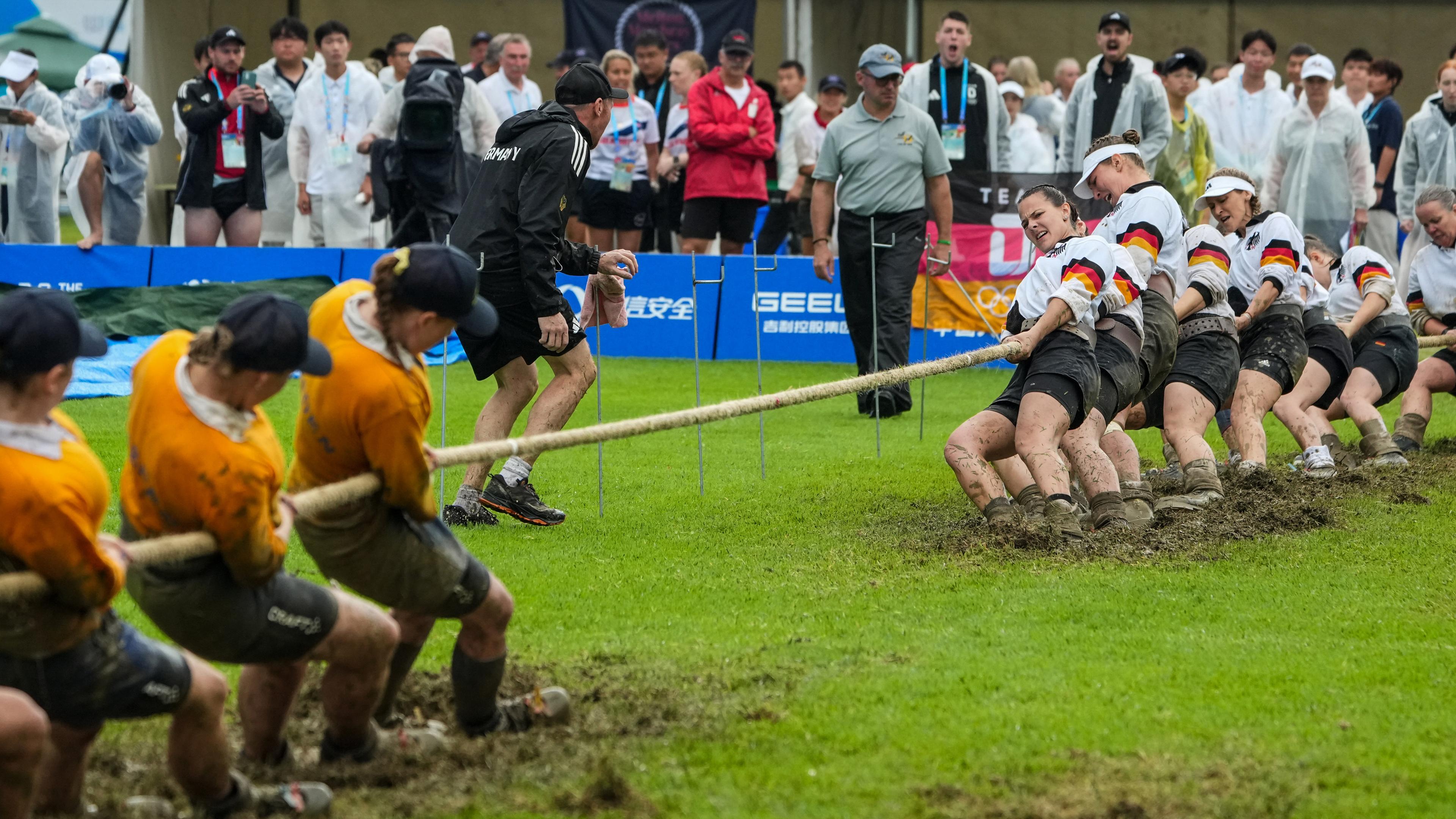10.08.2025, China, Chengdu: Das deutsche Team (r) tritt während des Bronzemedaillenkampfes im Tauziehen der Frauen im Freien bis 500 kg zwischen Deutschland und Schweden bei den World Games 2025 in Chengdu an. 