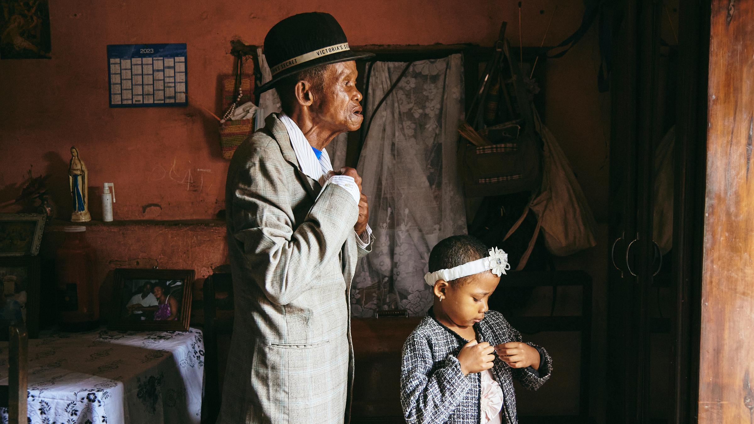 Antananarivo, Madagaskar: "Dada Paul" und seine Enkelin Odliatemix bereiten sich für den Gottesdienst vor. (12. März 2023) 