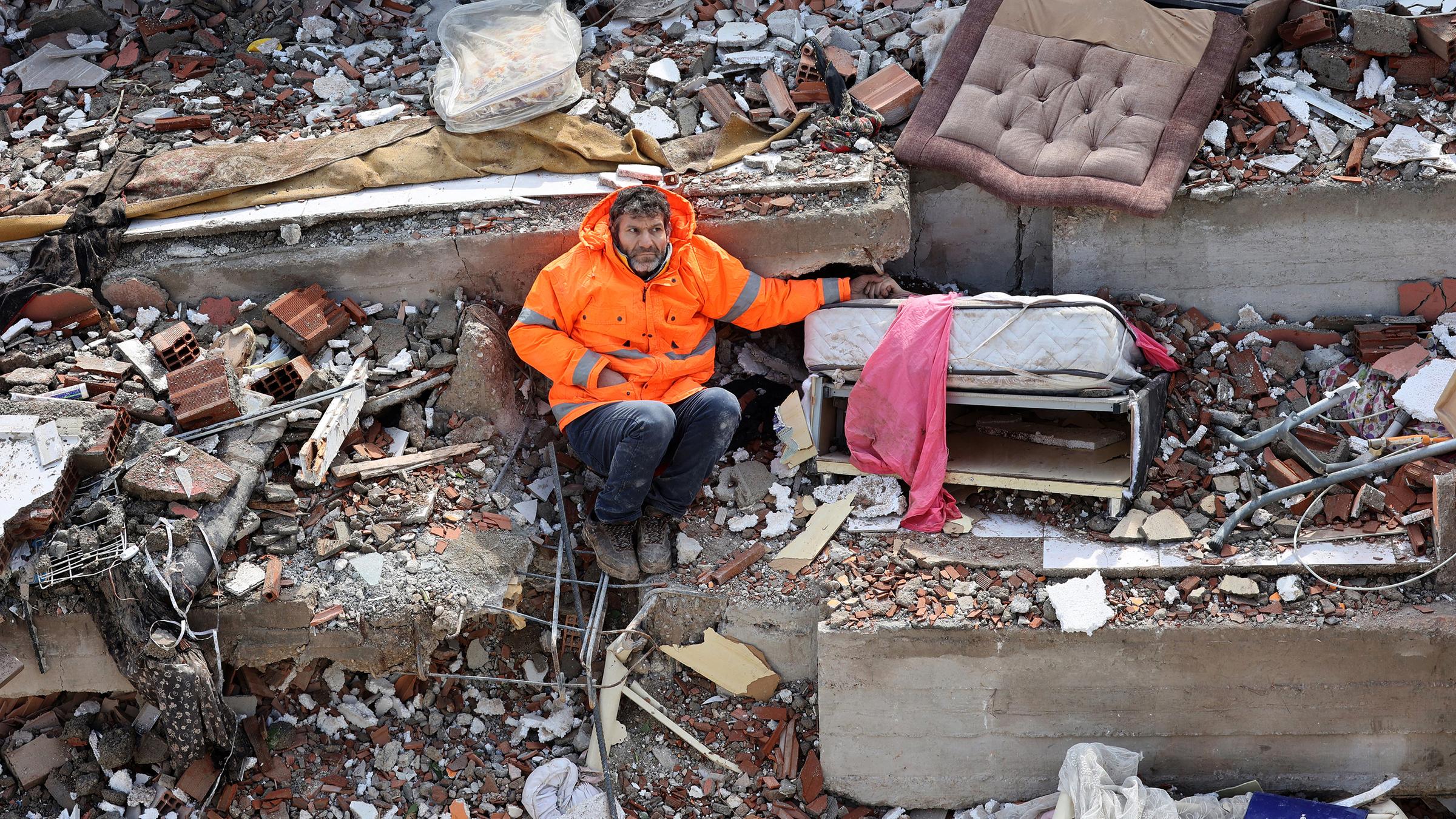 Mesut Hançer hält die Hand seiner 15-jährigen Tochter Irmak, die bei dem Erdbeben in der Türkei ums Leben kam und in den Trümmern begraben ist. (Kahramanmaraş am 7. Februar 2023)