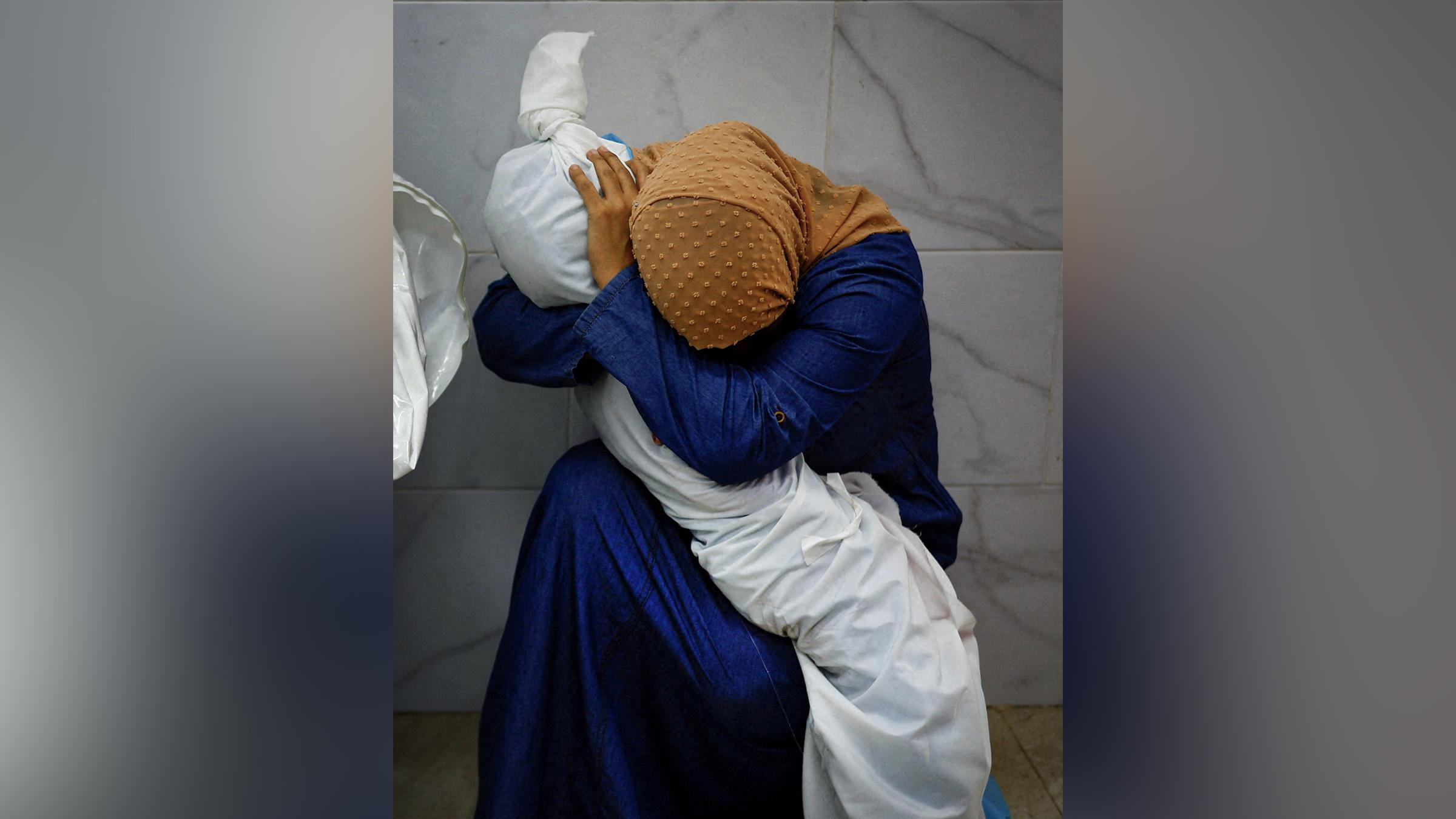 Die Palästinenserin Inas Abu Maamar, 36, umarmt den Leichnam ihrer 5-jährigen Nichte Saly, die bei einem israelischen Angriff getötet wurde, im Nasser-Krankenhaus in Khan Younis im südlichen Gazastreifen, am 17. 10. 2023. 