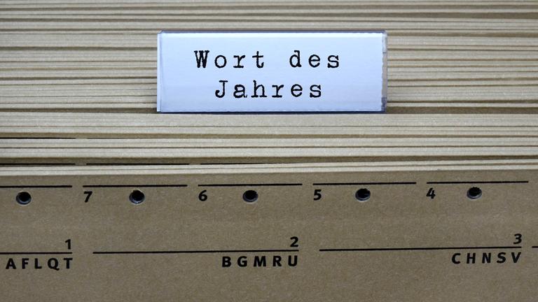 Symbolbild: Hängeregister und Wort des Jahres