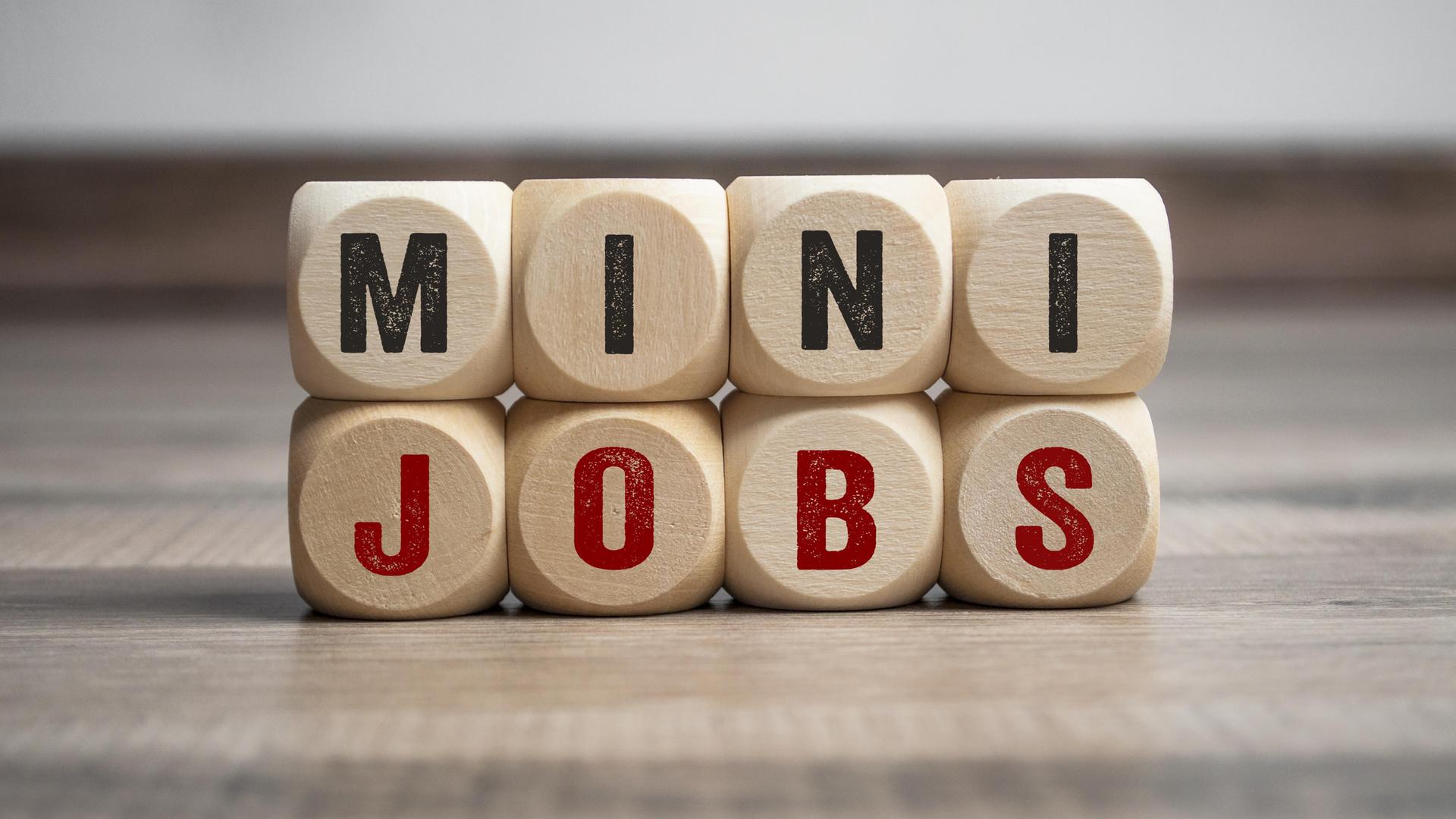 Das Wort Minijob auf Holzwürfel geschrieben