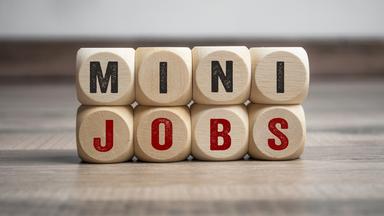 Das Wort Minijob auf Holzwürfel geschrieben