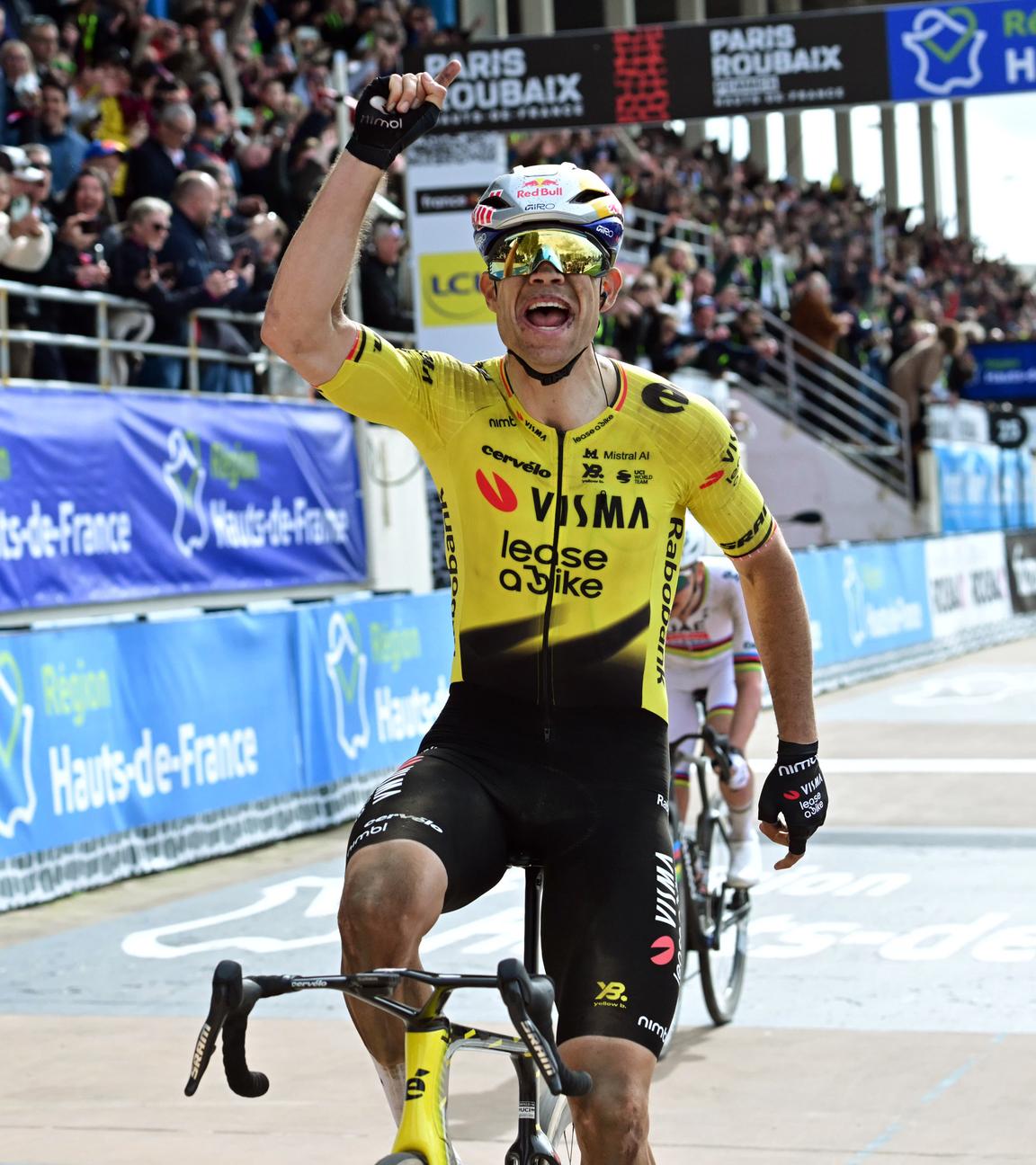 Wout van Aert jubelt nach seinem Sieg beim 123. Paris-Roubaix-Radrennen in Roubaix am 12.04.2026.