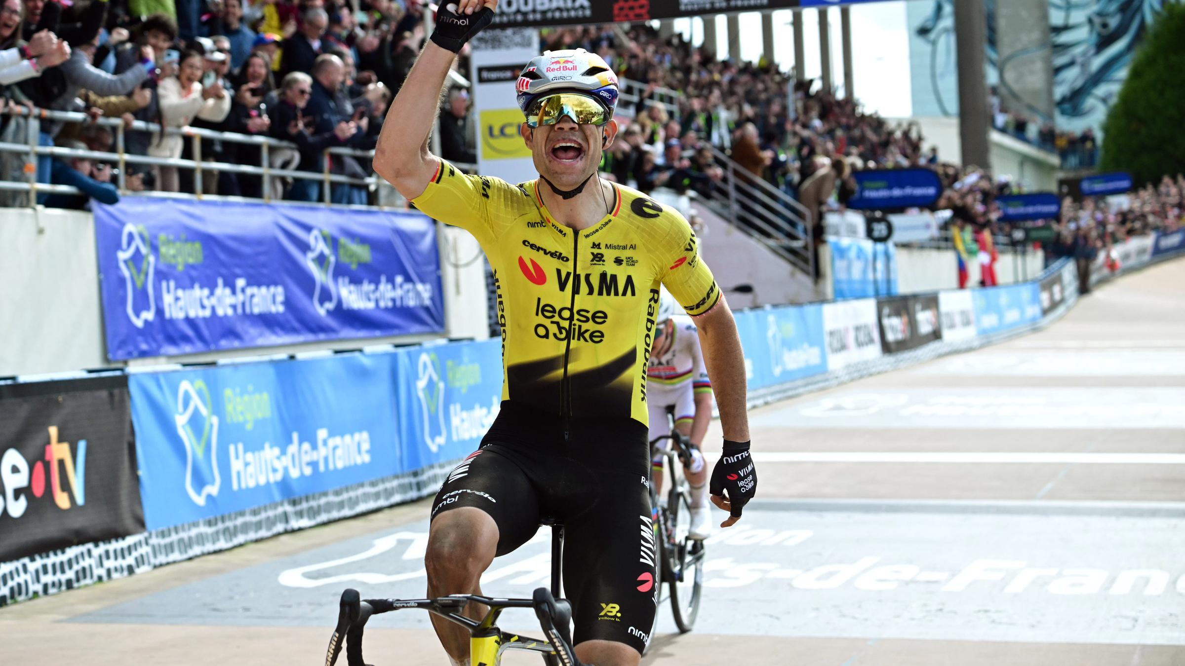 Wout van Aert jubelt nach seinem Sieg beim 123. Paris-Roubaix-Radrennen in Roubaix am 12.04.2026.