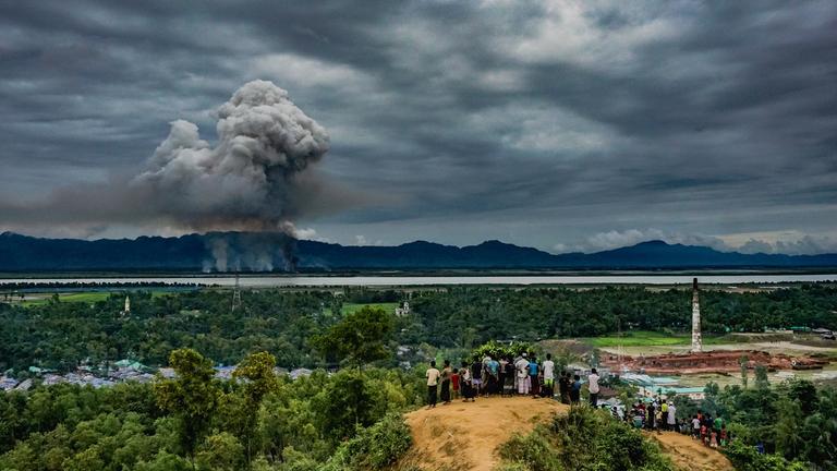 Masfiqur Akhtar: Rohingya beobachten aus Bangladesh das Niederbrennen ihrer Häuser in Myanmar