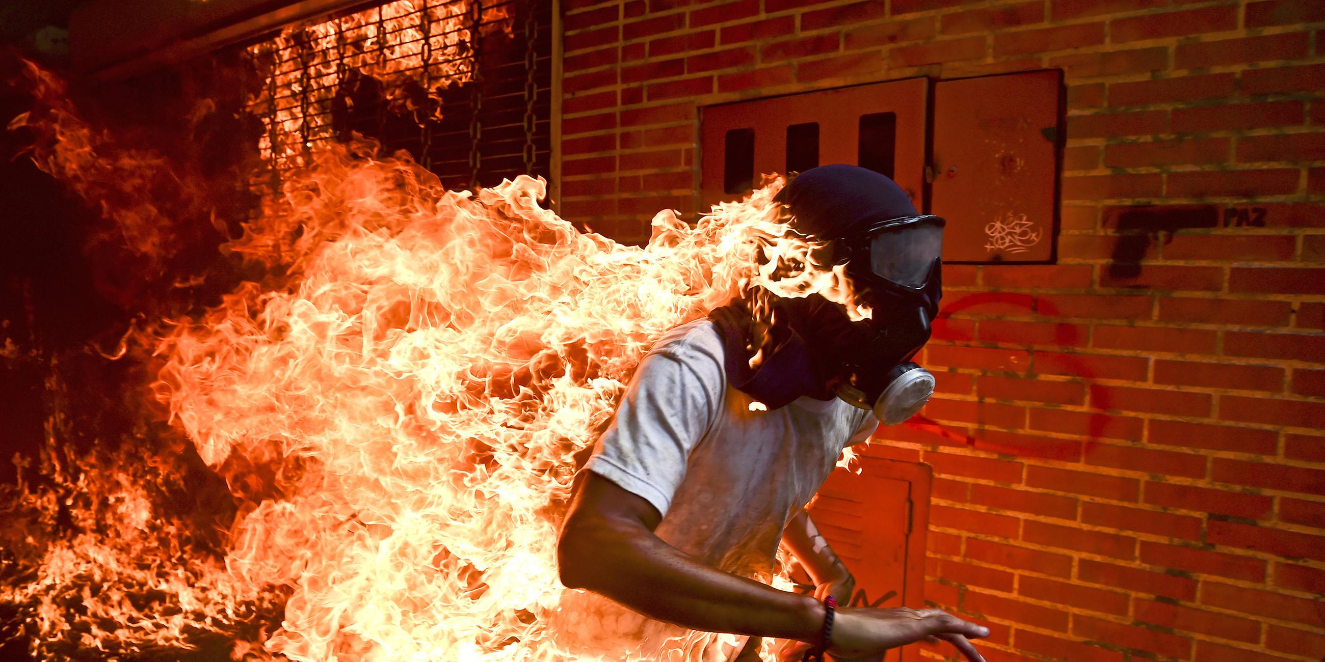 Ronaldo Schemidt: Ein Mann fängt bei einer Demonstration gegen Präsident Maduro in Venezuela Feuer