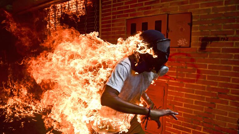 Ronaldo Schemidt: Ein Mann fängt bei einer Demonstration gegen Präsident Maduro in Venezuela Feuer