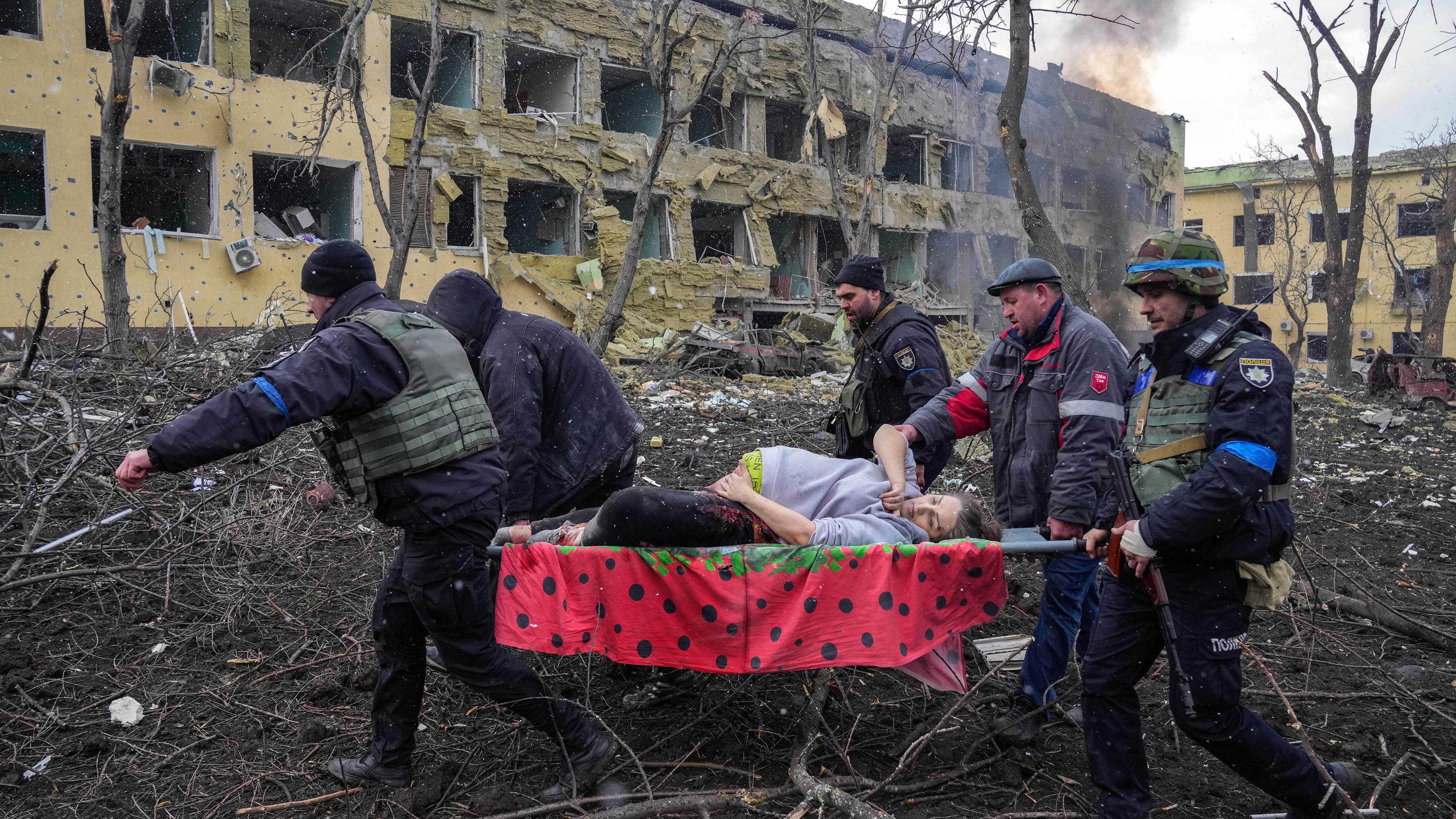 Das World Press Photo des Jahres 2023 zeigt eine schwangere Frau, die bei einem Bombardement im russischen Angriffskrieg  getroffen wurde.
