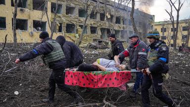 Das World Press Photo des Jahres 2023 zeigt eine schwangere Frau, die bei einem Bombardement im russischen Angriffskrieg  getroffen wurde.