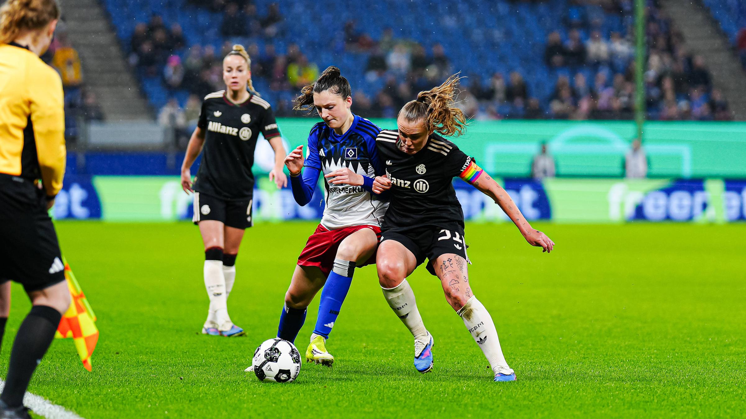 Die Ballführende Hamburgerin Pernille Harder muss sich gegen Bayerns Lotta Wrede im Zweikampf durchsetzen