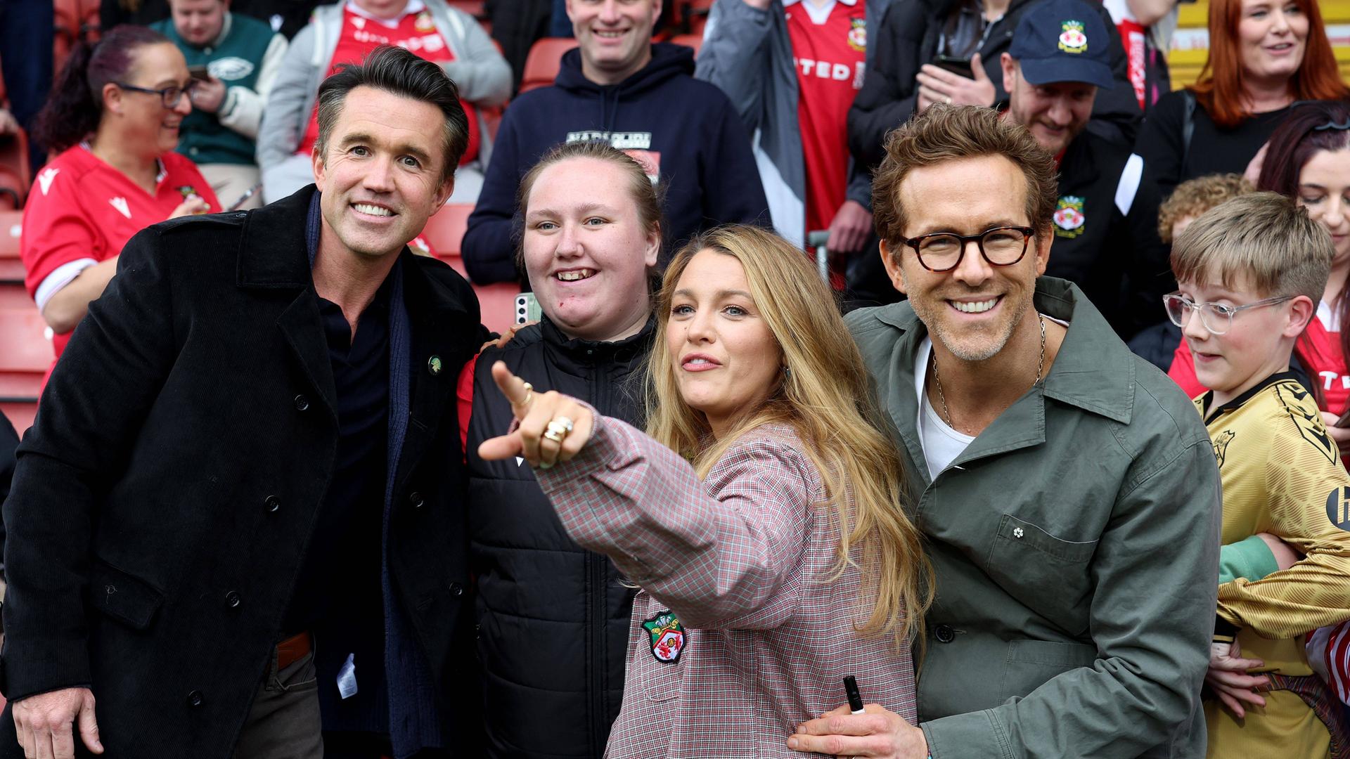 Wrexham-Miteigentümer Ryan Reynolds, seine Frau Blake Lively und Miteigentümer Rob McElhenney.