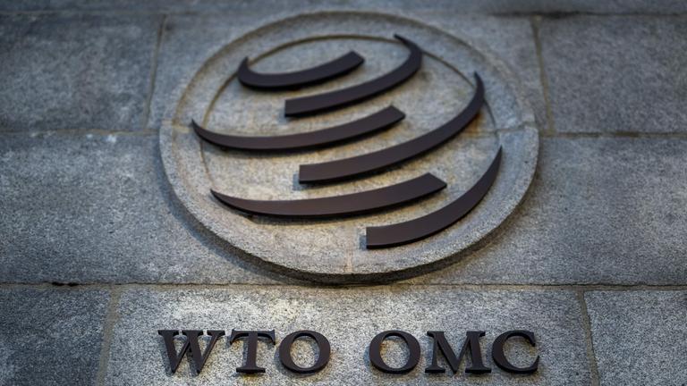 Ein Schild der Welthandelsorganisation (WTO) ist während einer Zeremonie zum Inkrafttreten des WTO-Übereinkommens über Fischereisubventionen am 15. September 2025 in Genf zu sehen.