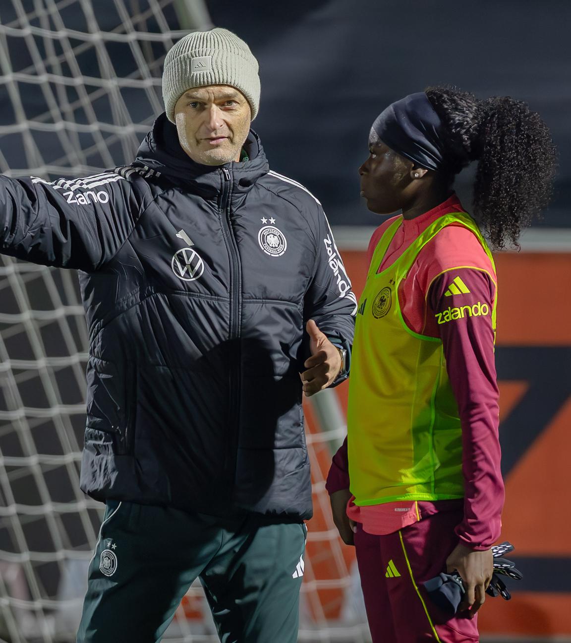 Bundestrainer Christian Wück und Nationalspielerin Nicole Anyomi sprechen im Training