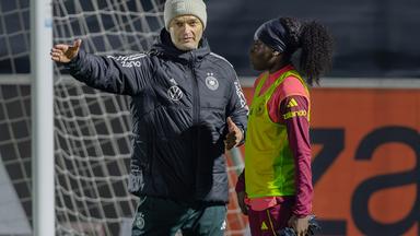 Bundestrainer Christian Wück und Nationalspielerin Nicole Anyomi sprechen im Training