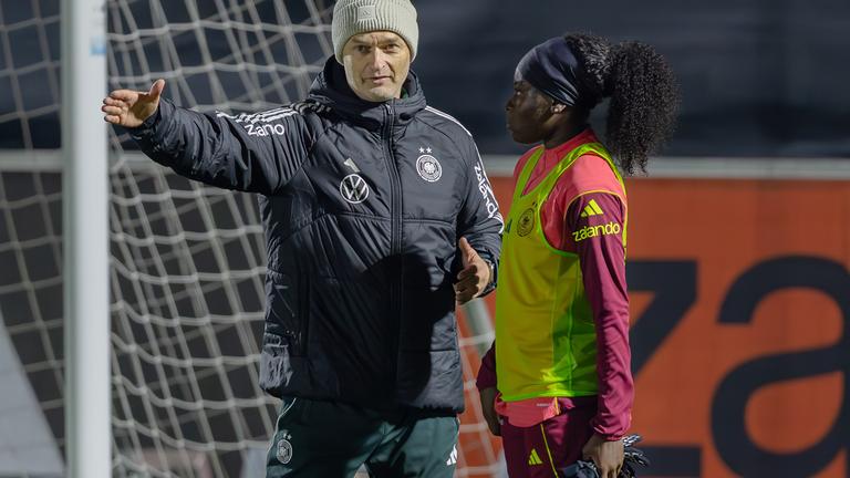 Bundestrainer Christian Wück und Nationalspielerin Nicole Anyomi sprechen im Training
