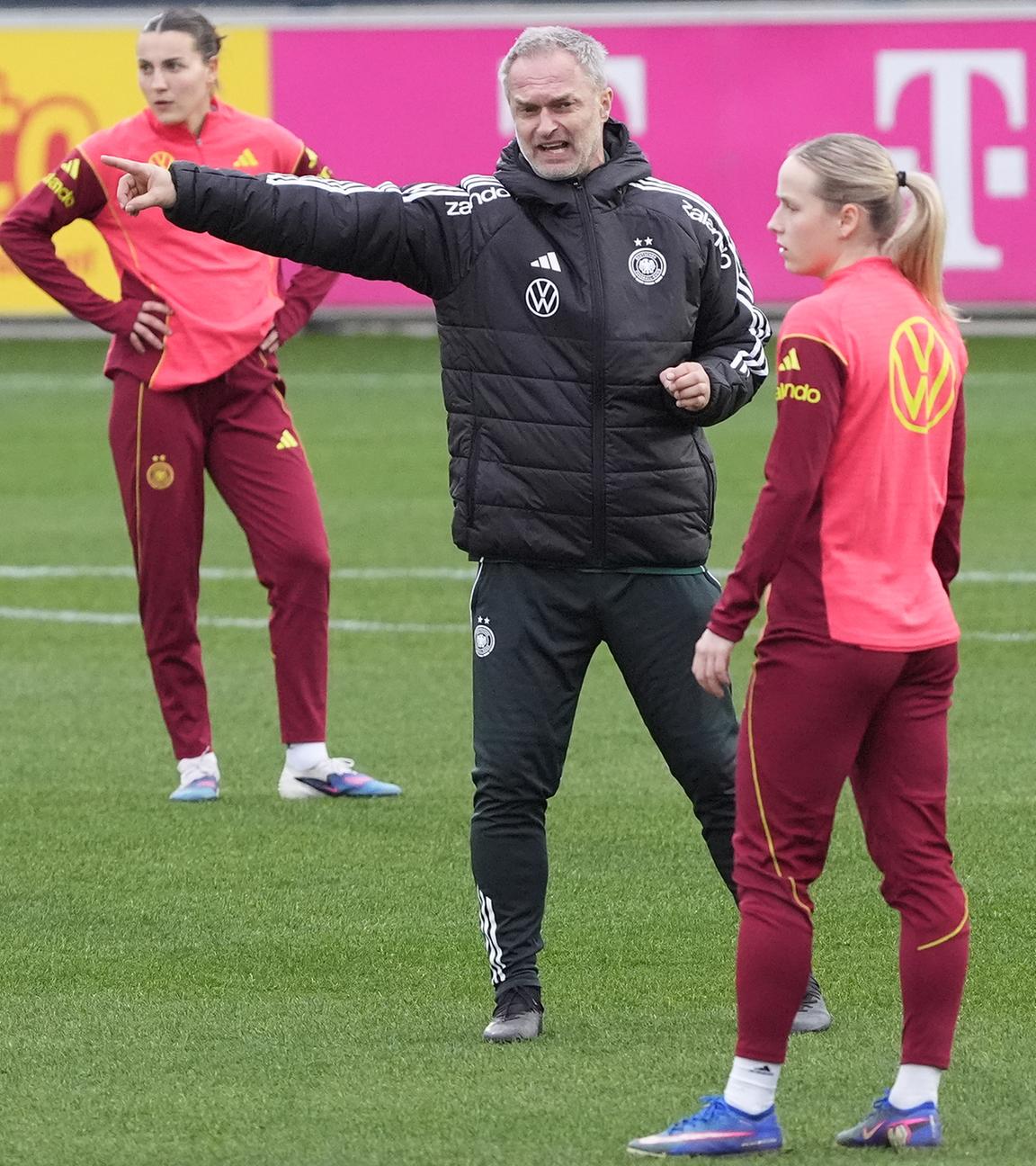 Frauen-Bundestrainer Christian Wück deutet beim Training vor dem WM-Qualifikationsspiel gegen Slowenien mit dem Arm nach rechts.