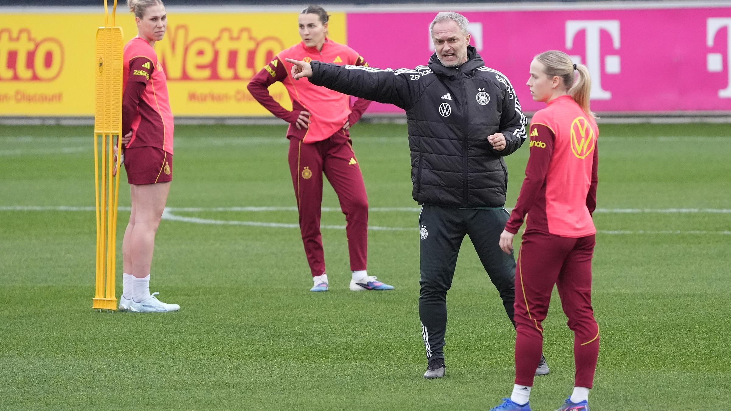 Frauen-Bundestrainer Christian Wück deutet beim Training vor dem WM-Qualifikationsspiel gegen Slowenien mit dem Arm nach rechts.