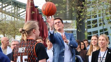 NRW-Ministerpräsident Hendrik Wüst wirft einen Basketball