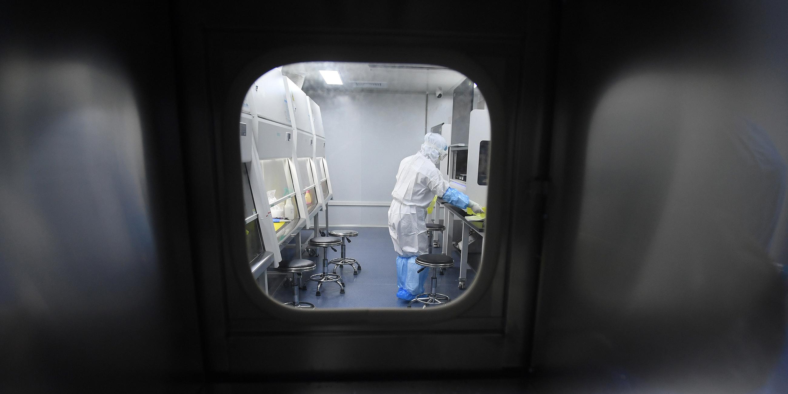 Labormitarbeiter in Wuhan untersucht Proben des neuartigen Coronavirus.