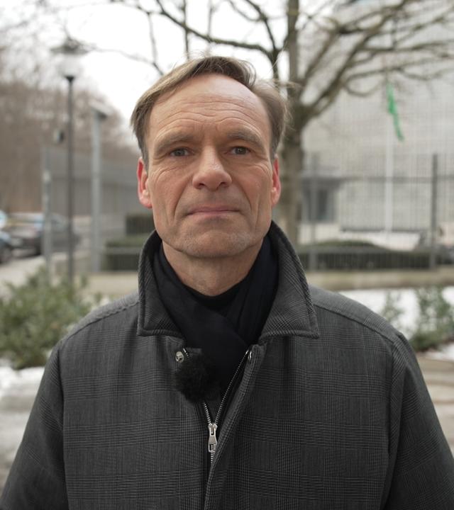 ZDF-Korrespondent Wulf Schmiese steht vor der Botschaft Saudi-Arabiens in Berlin