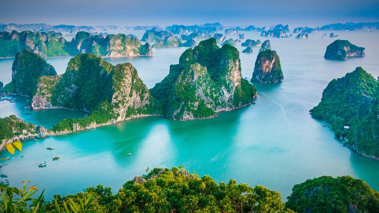 Panoramaaufnahme der Halong-Bucht in Vietnam.