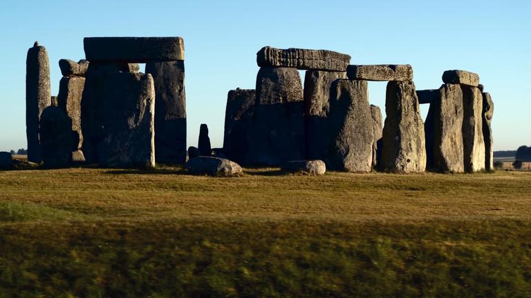 Panoramaaufnahme der Steinformation von Stonehenge bei Sonnenaufgang.