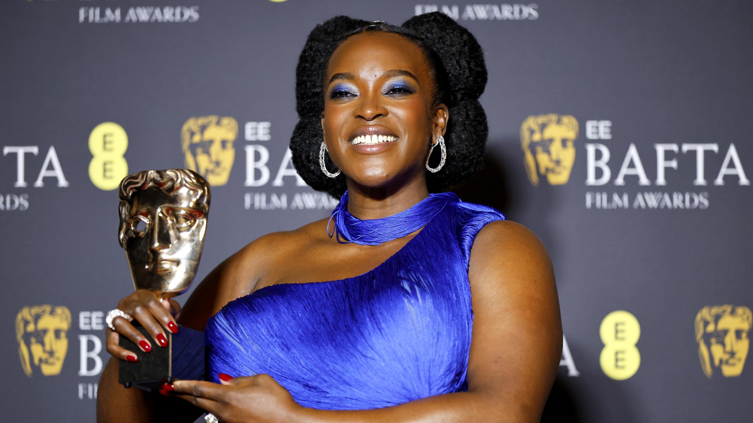 Wunmi Mosaku posiert im Presseraum, nachdem sie den Preis als Beste Nebendarstellerin für "Sinners" gewonnen hat.