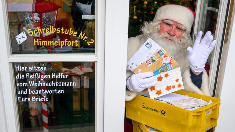 Erste Wunschzettel erreichen das Weihnachtspostamt in Himmelpfort