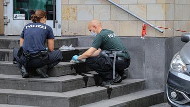 Polizisten sichern Spuren an der neuen Synagoge.