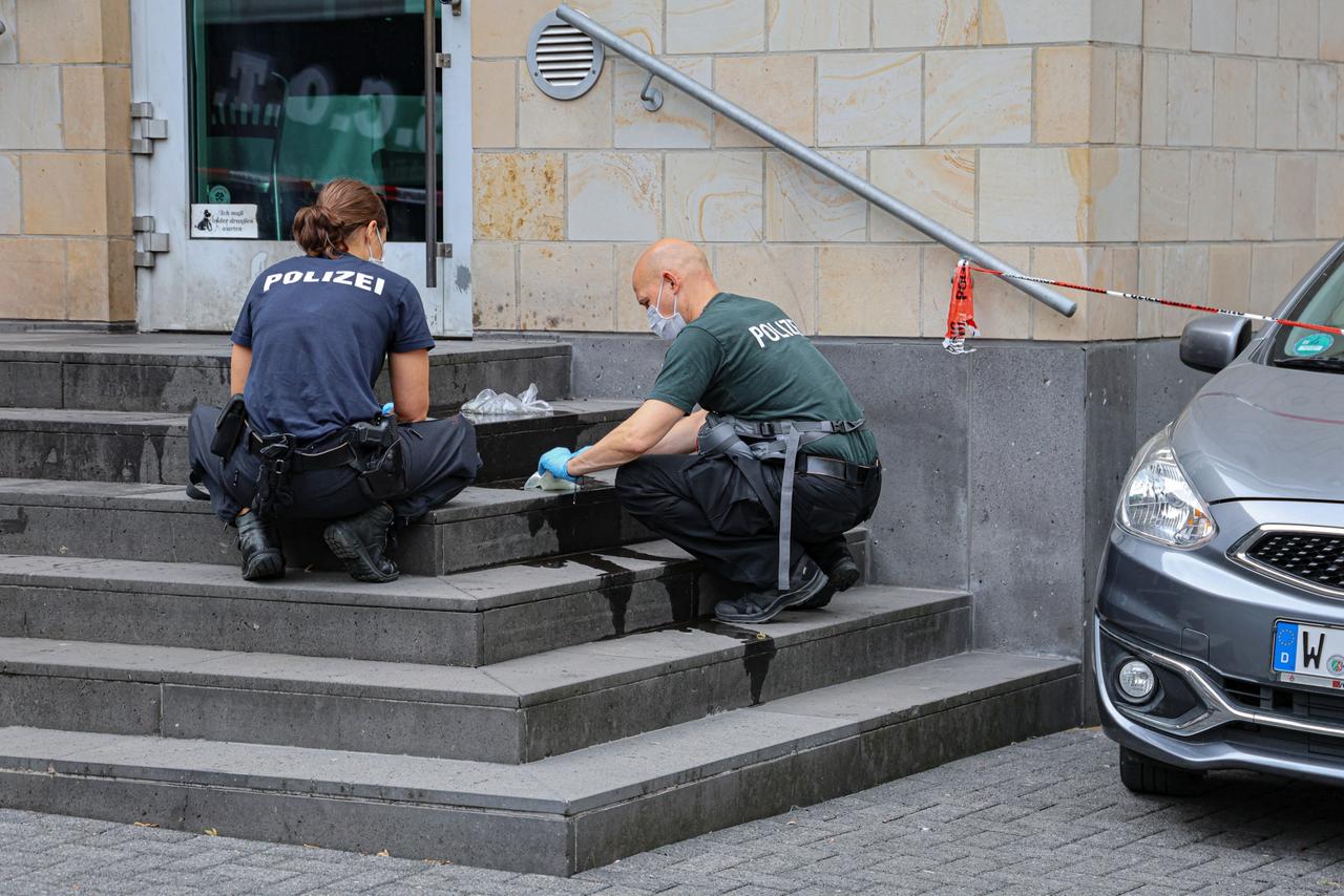 Nordrhein-Westfalen, Wuppertal: Polizisten sichern Spuren an der neuen Synagoge.