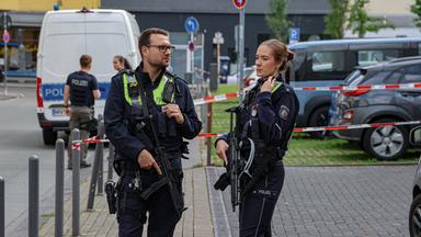 Nordrhein-Westfalen, Wuppertal: Polizisten stehen an der neuen Synagoge.