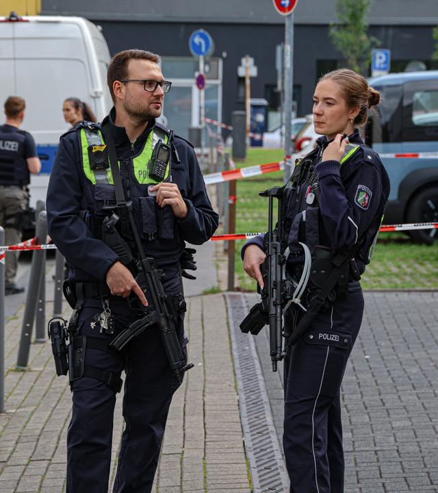 Nordrhein-Westfalen, Wuppertal: Polizisten stehen an der neuen Synagoge.