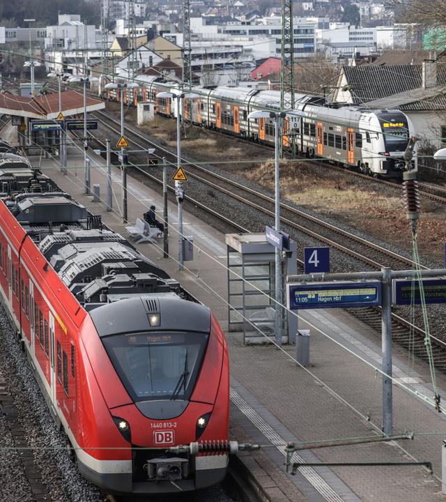 von oben: Zwei Regionalzüge fahren durch Wuppertal.