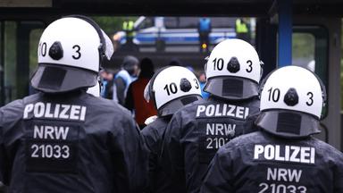 Nordrhein-Westfalen, Wuppertal: Bei einer Großübung der Wuppertaler Polizei stehen Polizisten vor einem Fußball Stadion.