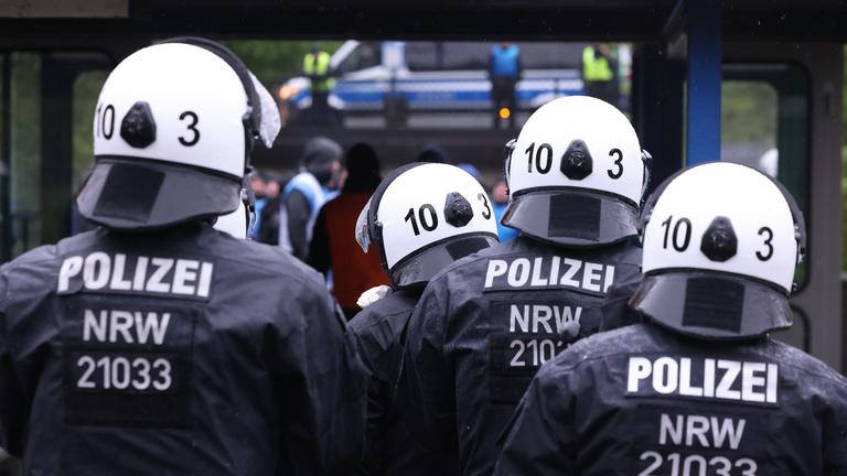 Nordrhein-Westfalen, Wuppertal: Bei einer Großübung der Wuppertaler Polizei stehen Polizisten vor einem Fußball Stadion.