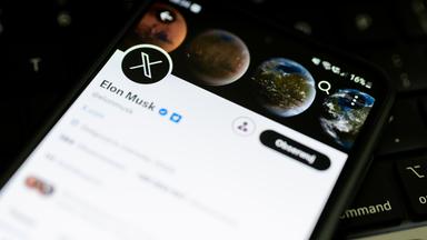 Ein X-Logo ist auf dem Konto von Twitter-Besitzer Musk auf einem Smartphone zu sehen. Archivbild