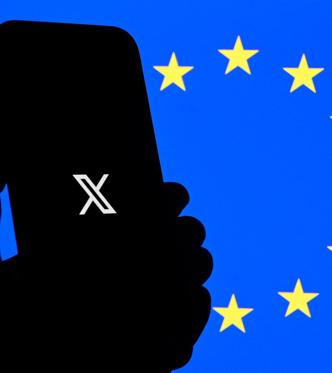 Das Logo der Plattform X vor einer Flagge der EU.