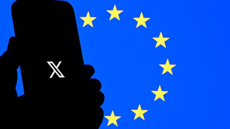 Das Logo der Plattform X vor einer Flagge der EU.