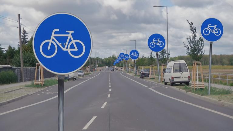 Auf dem Bild sieht man viele Fahrradschilder