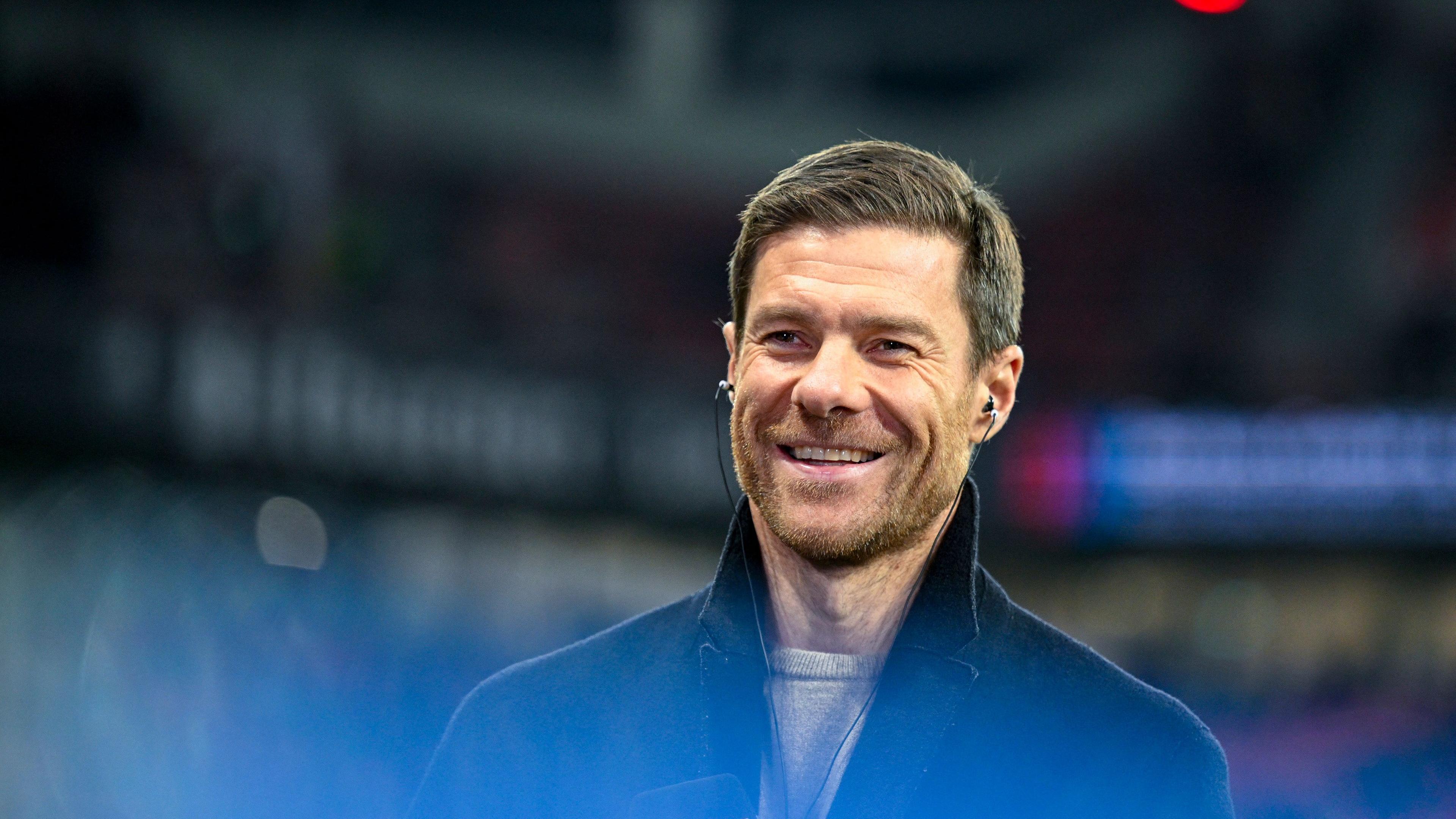  Xabi Alonso reagiert vor dem Spiel der Fußball-Bundesliga zwischen Bayer 04 Leverkusen und Eintracht Frankfurt in Leverkusen am 17.12.2023.