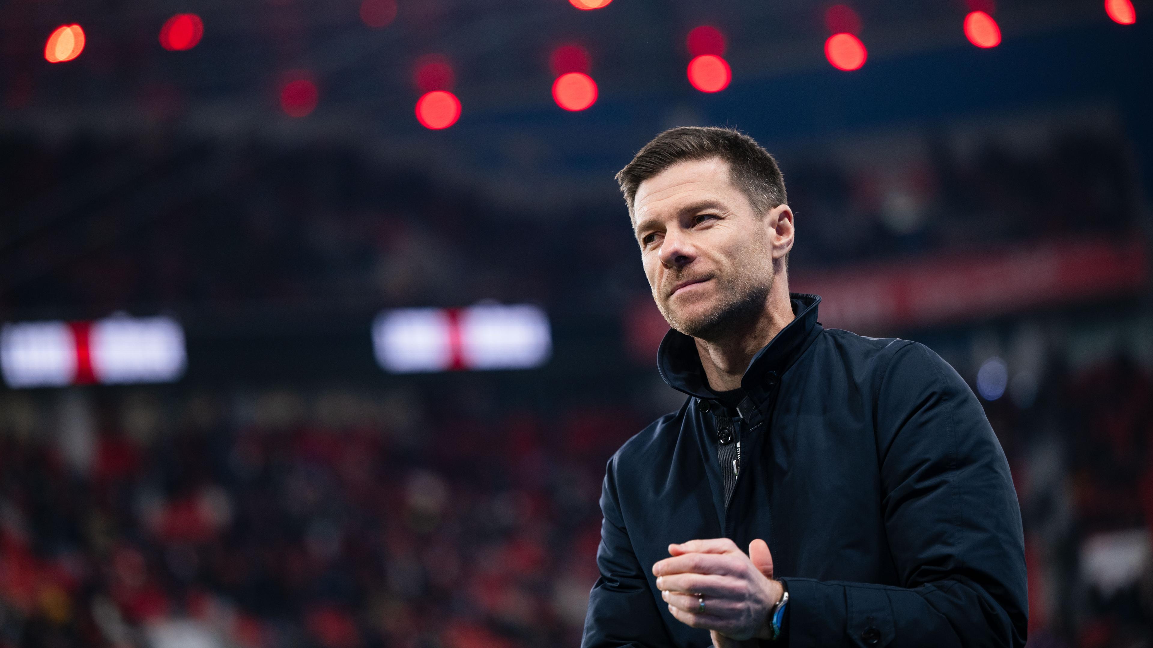Fußball-Bundesliga, Bayer Leverkusen - Bayern München: Leverkusens Trainer Xabi Alonso blickt vor der Partie in die Runde.