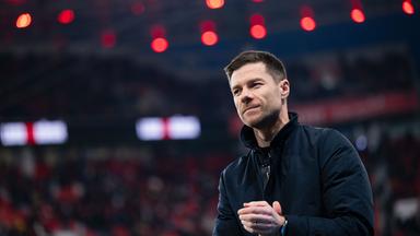 Fußball-Bundesliga, Bayer Leverkusen - Bayern München: Leverkusens Trainer Xabi Alonso blickt vor der Partie in die Runde.