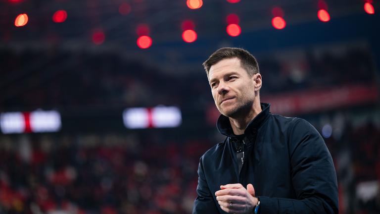 Fußball-Bundesliga, Bayer Leverkusen - Bayern München: Leverkusens Trainer Xabi Alonso blickt vor der Partie in die Runde.