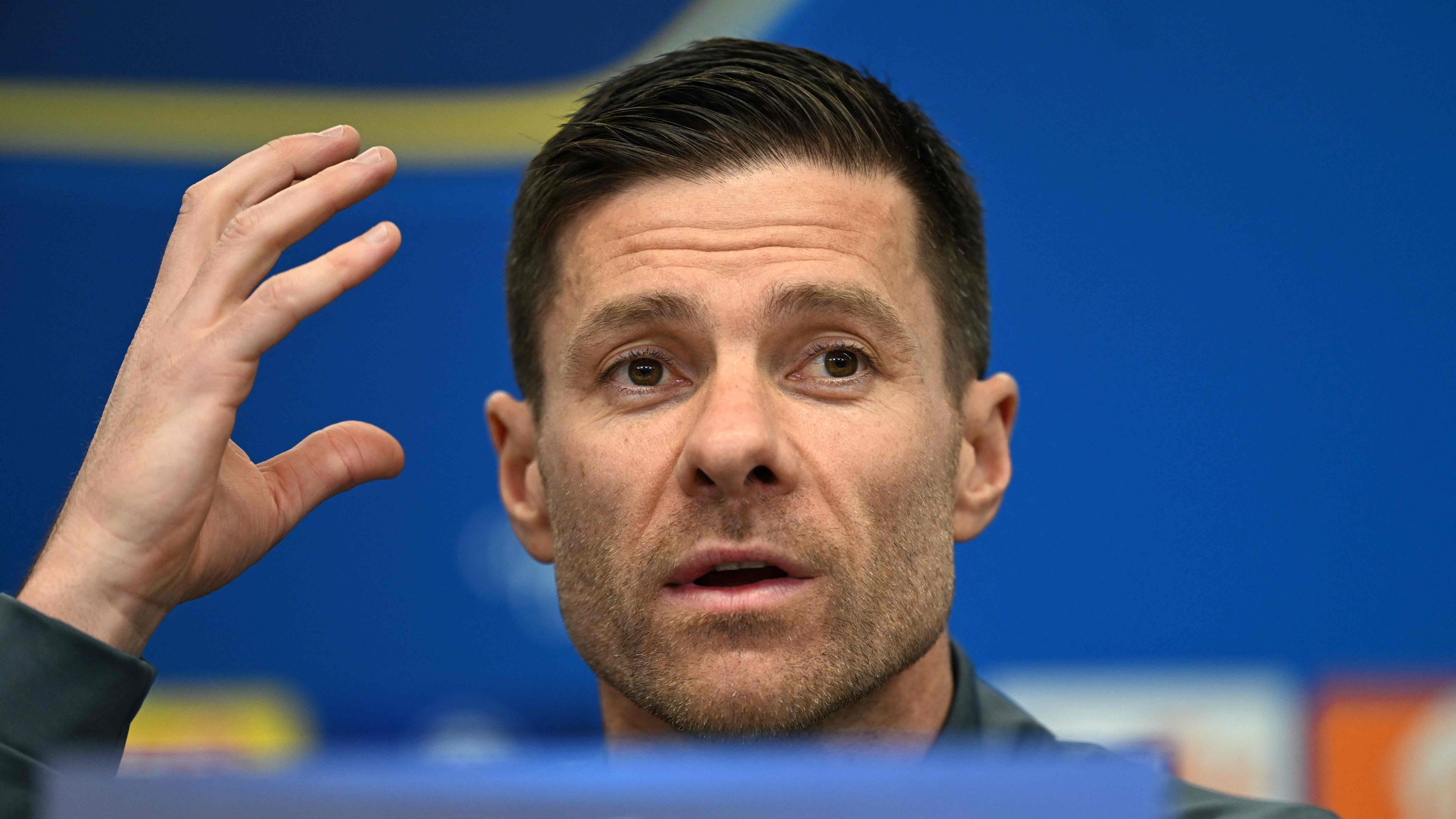 Xabi Alonso auf der Pressekonferenz in Leverkusen