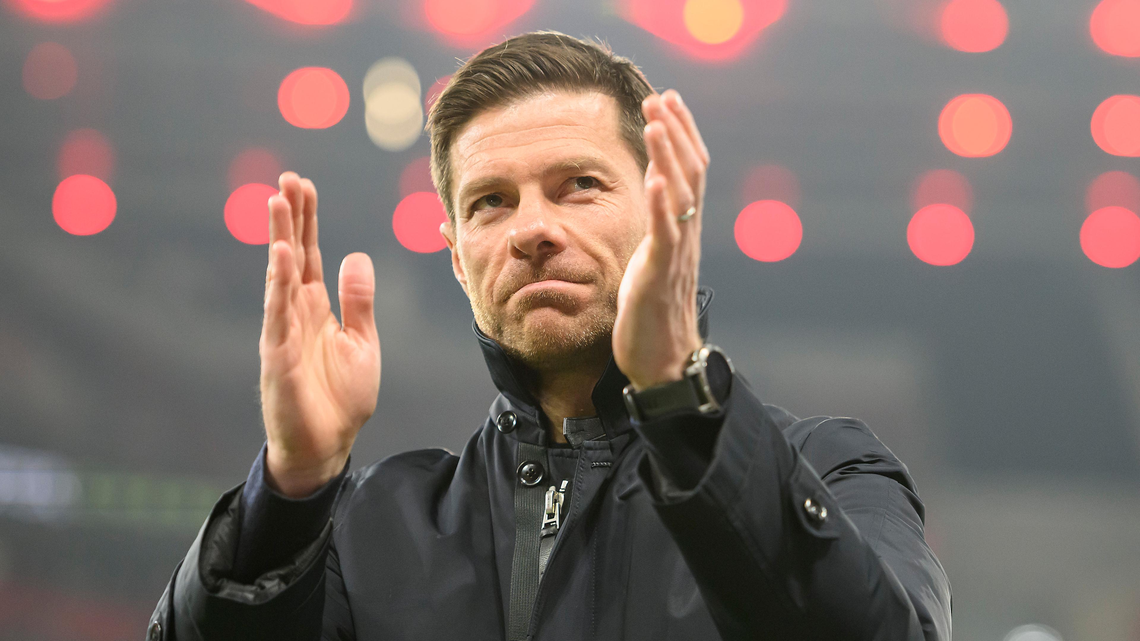 Xabi Alonso klatscht