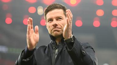 Xabi Alonso klatscht